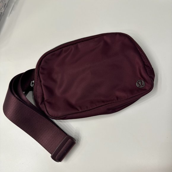 Lululemon Everywhere Belt Bag *1L Cassis - Picture 2 of 5